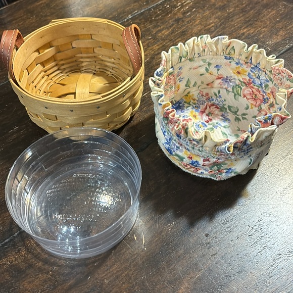 Authentic Longaberger Basket with Sweet Floral Fabric Liner!  Like New! 💐 - Picture 3 of 12